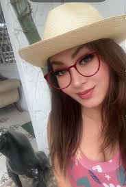 😂 ¡SORPRESA EQUIVOCADA! 🎭 Nachito llega disfrazado para conquistar a  Gladys, pero termina dándole un beso… ¡a la persona equivocada, la Juana!  😅💋 Encuentra más momentos como este AQUÍ ▻ https://bit.ly/4jO20sd Mira