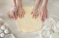 Kinder kochen mit Eltern