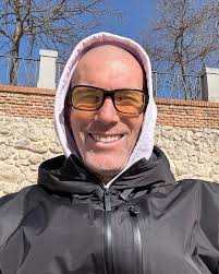 No, no es tu abuelita Eulalia tomando el sol un domingo cualquiera. Es uno  de los futbolistas más extraordinarios de todos los tiempos 😄