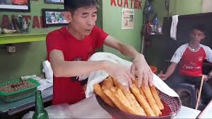 Mie instan dan pelet dibuat menjadi tepung, kelapa parut dibuat santan dan digodok sampai keluar minyaknya. Dalam Gang Sempit Ko Atek Andy Lau Sudah Jualan Cakwe Sejak 1971 By Street Foods Village