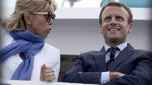 Venue faire le pied de grue devant la résidence présidentielle de brégançon avec une pancarte « secours pour thomas, otage au maroc », elle a fini par être reçue samedi 11 août par emmanuel macron au fort de brégançon, résidence officielle d'été. Brigitte Macron La Mere Du Candidat Sort Du Silence Youtube