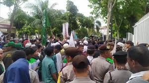 Check spelling or type a new query. Ratusan Warga Medan Demo Kecam Tragedi Berdarah Akibat Konflik Hindu Muslim Di India Bagian 1