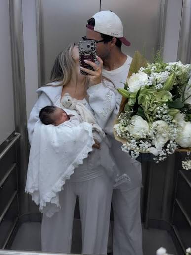 Vi säger stort grattis till Eric Saade och Hanna Schönberg som har blivit  föräldrar till en son! 💙 På Instagram delar @hannaschonberg med sig av ett  bildspel på deras första tid tillsammans. ”