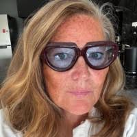 400+ "Lesley De" profiles