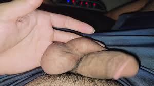 garçon idiot aime son massage des testicules (4K)