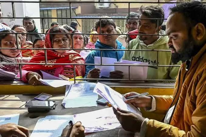 এসআইআর: বাদ যাওয়া নাম নতুন করে তুলতে ঝাঁপাচ্ছে কমিশন, 'কী করিতে হইবে?' নির্দেশ গেল বিএলওদের কাছে | election commission to start special drive to include new voters using form 6