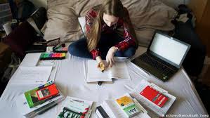 Tesis pengaruh pembelajaran online dan minat belajar siswa pada masa pendemi coved 19. Pentingnya Kemandirian Belajar Anak Di Masa Pandemi Indonesia Laporan Topik Topik Yang Menjadi Berita Utama Dw 04 05 2020