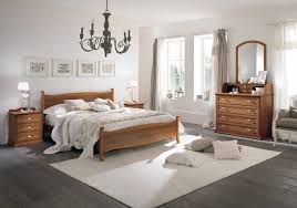 Camere matrimoniali e armadi in vero legno, arredare la camera da letto in stile classico con scandola mobili, scegliendo gli elementi e una soluzione di armadio particolare è la camera da letto matrimoniale con armadio a ponte, ideale per risparmiare spazio arredando tutto su una parete. Galleria Camere Da Letto Classiche Outlet Arreda Arredamento