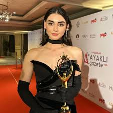 Özge Törer Updates on X: 📸 | Özge Törer received the “shining star of the  year” award at the AyaklıGazete award ceremony this evening 🖤 ÖzgeTörer  t.cou2UC2OEIiG  X