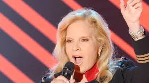 Johnny Hallyday : Sylvie Vartan revient sur sa rencontre "brutale" avec le  chanteur