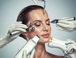 ما هي عمليات التجميل التي يمكن القيام بها مع تجميل الأنف في نفس الوقت؟ –  مركز طب توب للسياحة الطبية