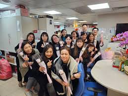 3.8婦女節，多謝幾位男同事送花比成班女人