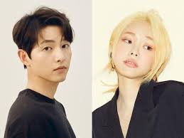A pesar de ser un joven amable y educado, no le gusta su trabajo. Song Joong Ki S Starring In Heize S New Music Video Zapzee