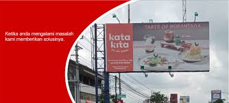 Media yang tepat untuk membuat poster yang dipasang di baliho adalah. Kommet Adv