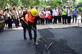 Saat sedang menyapu, perhatikan kondisi sapu. Limbah Plastik Digunakan Untuk Aspal Jalan Ternyata Berisiko Kenapa Mongabay Co Id
