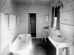 One '60s bathroom, decorated with four different color/decor schemes. A 1920s Bathroom Home Decor And Furnishings Te Ara Encyclopedia Of New Zealand