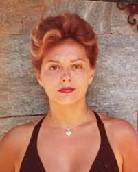 Allora, ricapitolando: La foto in bikini anni '80 no, troppo rivelatrice;  Le foto in costume medioevale anni '70 no, troppo coperta; Queste vanno  bene? Anni '90 ( costume giallo) Anni 2000 (