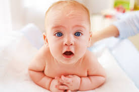 So Kannst Du Dich Mit Deinem Neugeborenen Beschaftigen 3 Monate Altes Baby Neugeborene Baby Fordern