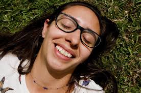 Soy Daniela, bióloga tropical y me dedico a ser profesora de natación. Me  gusta lo que hago porque disfruto enseñar, sin embargo también me gustaría  poder ejercer como bióloga en algún momento.