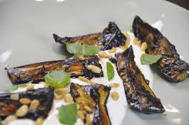 Gerostete Aubergine Schwarzer Knoblauch Pinienkerne Basilikum Lebensmittel Essen Ottolenghi Rezepte Aubergine Rezept