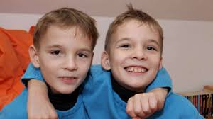 Der kalte Himmel: Münchner Zwillinge rühren Deutschland