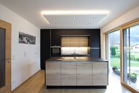 Schwarze Kuche Mit Insel Im Eichen Look Kuche Schwarz Kuche Dachschrage Kuche Mit Kochinsel