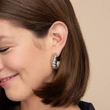It has such trendy and chic necklaces, rings, bracelets, and more to elevate your look. 10 Fine Jewelry Brands That Are Actually Affordable Who What Wear