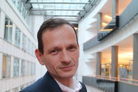 Pre ľudí je ľahšie akceptovať utečencov, ktorých stretnú v kostole  (rozhovor)