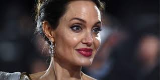 Latest angelina jolie pitt news, photos and videos with updates on the actress' kids, marriage to brad pitt and more on her weight loss and anorexic rumours. Angelina Jolie Fans Spekulieren Uber Ihr Glattes Gesicht