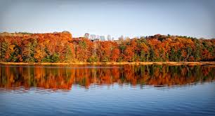 Indian summer is a 1993 american comedy drama film written and directed by mike binder.the movie was filmed at camp tamakwa (a summer camp in algonquin provincial park in ontario, canada), which binder had attended for ten summers as a child camper. Kanadas Farbenprachtiger Indian Summer Travelhouse Reiseblog