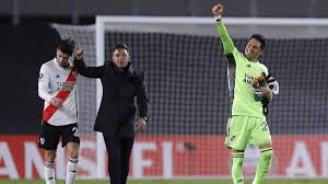 With angus young, malcolm young, brian johnson, cliff williams. Copa Libertadores River Plate Siegt Ohne Keeper Und Auswechselspieler Feldspieler Perez Im Tor Eurosport