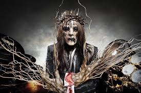 El músico y compositor estadounidense joey jordison, recordado por haber sido baterista y cofundador de la banda de metal alternativo slipknot, falleció durante la noche de este lunes a los 46 años mientras dormía, según confirmó su familia. Mekmtbn4h4qoum