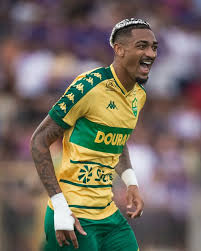 🇯🇵 ANUNCIADO! O Cuiab&aacute; acertou a venda do atacante Derik Lacerda ao Kawasaki Frontale, do Jap&atilde;o. A transa&ccedil;&atilde;o custar&aacute; 1,3 milh&atilde;o de d&oacute;lares por 80% dos direitos. O jogador j&aacute; foi aprovado