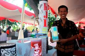 Lampu bisa diartikan sebagai segala peralatan yang menghasilkan cahaya atau bisa juga menghasilkan panas. Ubah Pipa Jadi Lampu Hias Diukir Dengan Alat Khusus Pasundan Ekspres