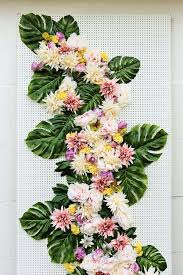 Diy Fotoecke Samt Hintergrund Mit Blumen Gestalten Foto Kranz Fotowand Und Seidenblumen