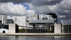 Engenheiro químico de formação e militante do psd, cardoso e cunha foi ministro da agricultura e pescas de governos da ad liderados por sá carneiro o primeiro comissário europeu português. 5nmb 5chqtwvsm