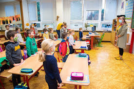 Je už naprosto zbytečné, aby se v tomto stavu nosily. Povinna Rouska Ve Tridach V Pondeli Neskonci Vojtech Jeste Bude Jednat S Plagou A Hygieniky Domov Lidovky Cz