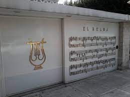 Distintos artistas han interpretado los temas compuestos por el maestro cantoral. Cronicas De Asfalto On Twitter La Casa De Roberto Cantoral Con La Partitura De La Cancion El Reloj Cronicasdeasfalto Al Aire Desde Lindavista Http T Co E9th9roolm
