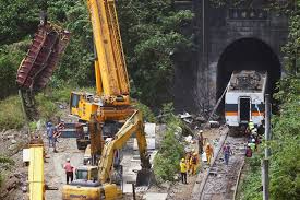 台鐵松山－台北間列車馱架出軌，現仍在搶修當中。(圖：台鐵局提供) 首次上稿 09:31更新時間 11:20 〔記者鄭瑋奇／台北報導〕台鐵9283次迴送列車今日上午5點38分於松山－台北間東正線發生馱架(架在列車輪子下方，類似輔助輪)一軸出軌，列車採單線雙向運行，通行該區間列車平均誤點50分鐘，截至. å°éµå‡ºè»Œåˆ—è»Šå¸æ©Ÿæ›¾ç…žè»Š4ç§'ä»ç„¡æ³•æŒ½æ•' ä¿¡å ±ç¶²ç«™hkej Com
