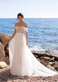 Du suchst ein schlichtes hochzeitskleid, ein boho brautkleid mit spitze oder kurzes kleid fürs standesamt? Aada Hochzeitsblume