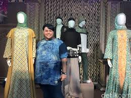 Ivan gunawan di karenakan model desain baju hasil karyanya sangatlah elegan dan fantastis maka tak heran jika banyak yang menyukai motif baju milik ivan gunawan di antaranya yaitu model baju modern ivan gunawan tersebut. Ivan Gunawan Rilis Koleksi Baju Lebaran 2020 Terinspirasi Keindahan Italia