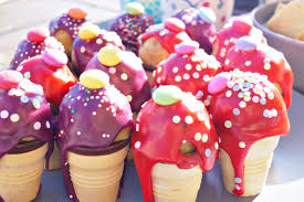 Kuchen in kleinen weihnachtsförmchen backen denn sie vermutlich die küche eine menge zu schlucken, müssen sie im voraus planen reibungslos. Confetti Cake Pops Leckere Cake Pops Im Eisbecher Mit Uberraschung Schwesternliebe Wir