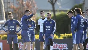 Scaloni convocó solamente tres jugadores del fútbol local. Scaloni Dio A Conocer La Lista De Convocados Para Los Primeros Dos Partidos De Eliminatorias Diario Democracia