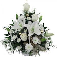Nuvola…composta da un melange di colori abbinati fra loro al fine di creare una nuvola fiorita, i fiori impiegati sono margherite, anemoni, solidago e verde ornamentale. Cesto Di Fiori Freschi Per Natale Composizione Con Fiori Bianchi E Decori
