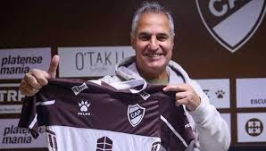 Camiseta roja · una tercera, menos difundida, que fueron tomados del propio barro que teñía los uniformes de los. El Erratico Andar Futbolistico De Platense Diario Democracia