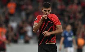 Sendo que os três últimos formaram uma das mais famosas linhas de ataque do período amador do futebol brasileiro: Meio Campista Do Athletico E Alvo Do Chelsea E Pode Ser Negociado Por Mais De R 170 Milhoes Lance