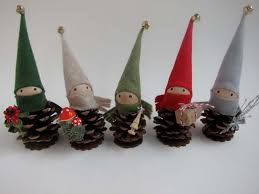 5 pliages de serviettes spécial noël : Une Decoration De Noel Creative Et Originale A L Aide De Pommes De Pin Design Feria