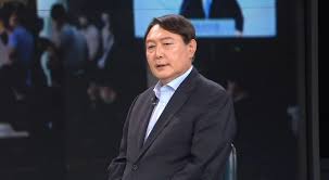 2020년 말, 추미애 법무장관이 윤석열 검찰총장에 대하여 직무집행정지를 명령하고, 징계를 청구하는 일도 일어났다. ìœ¤ì„ì—´ ë¬¸ ëŒ€í†µë ¹ì— ì¸ê°„ìœ¼ë¡œì„œ ì§€í‚¬ ê±´ ì§€ì¼°ë‹¤