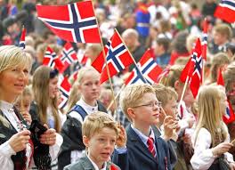 Die norweger sind sehr stolz auf ihr land und feiern diesen tag wie keinen anderen im. Fruhling In Den Fjorden Und Nationalfeiertag
