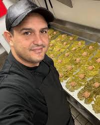 Es cubano, comenzó como lavaplatos en un restaurante de Florida y ahora es  uno de sus mejores chefs